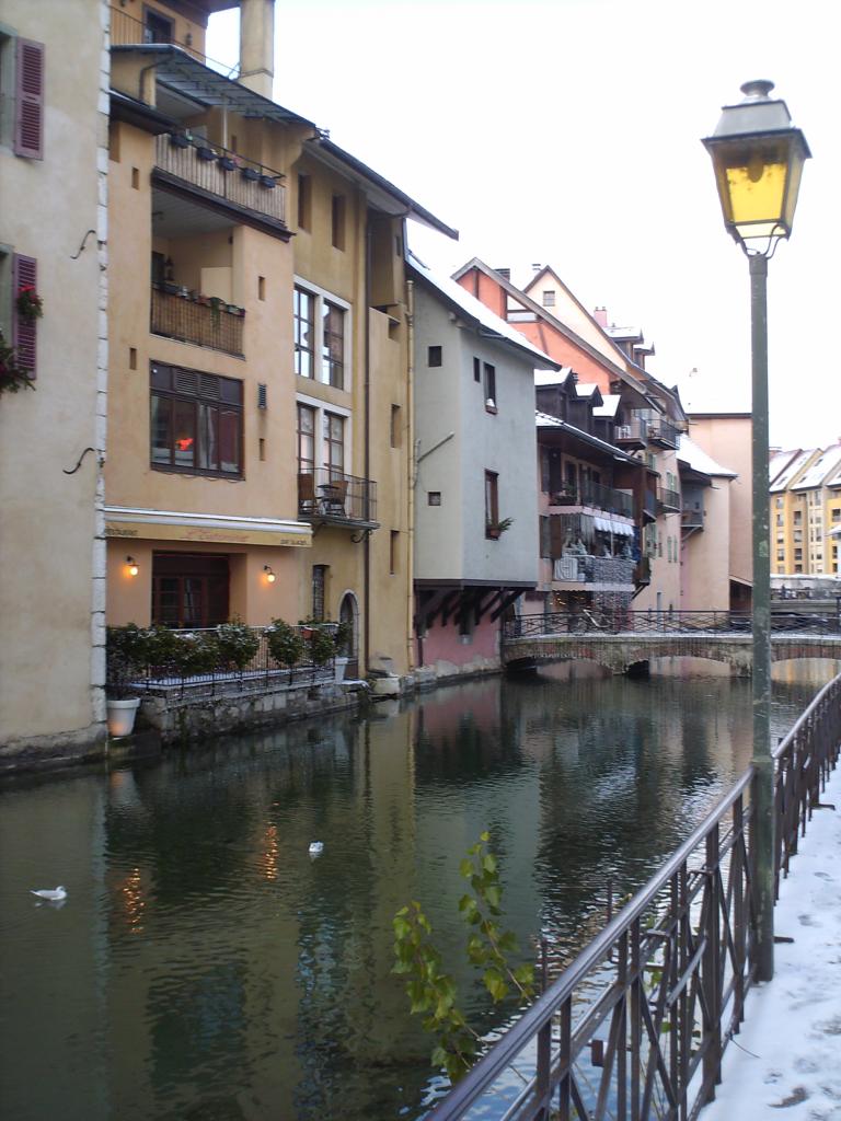 Une ruelle dans Annecy avec un canal, Annecy, en France